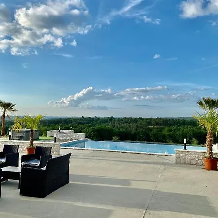 Villa De 6 Chambres A Saint Nexans Avec Piscine Privee Jardin Clos Et Wifi