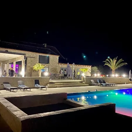 Villa De 6 Chambres A Saint Nexans Avec Piscine Privee Jardin Clos Et Wifi Vila *