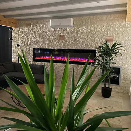 Villa De 6 Chambres A Saint Nexans Avec Piscine Privee Jardin Clos Et Wifi *