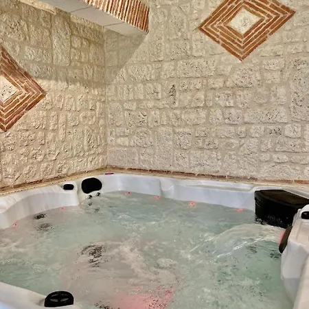 Villa De 6 Chambres A Saint Nexans Avec Piscine Privee Jardin Clos Et Wifi Vila *